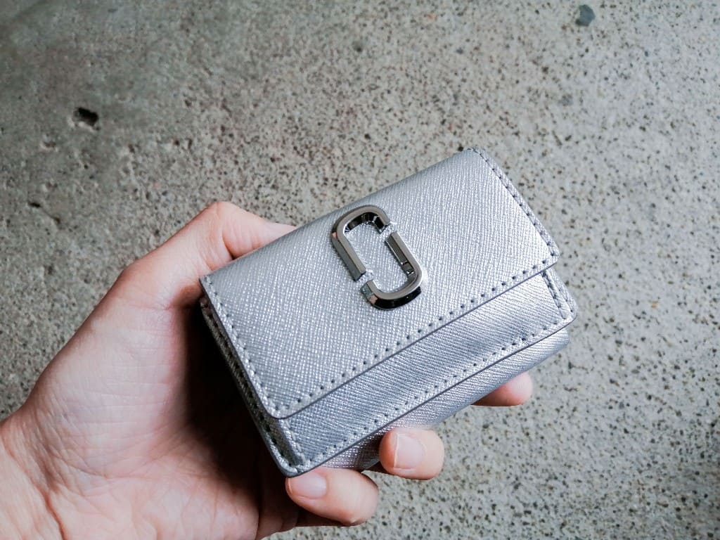 ミニマリストのミニ財布】マークジェイコブスの三つ折り財布はおすすめ 